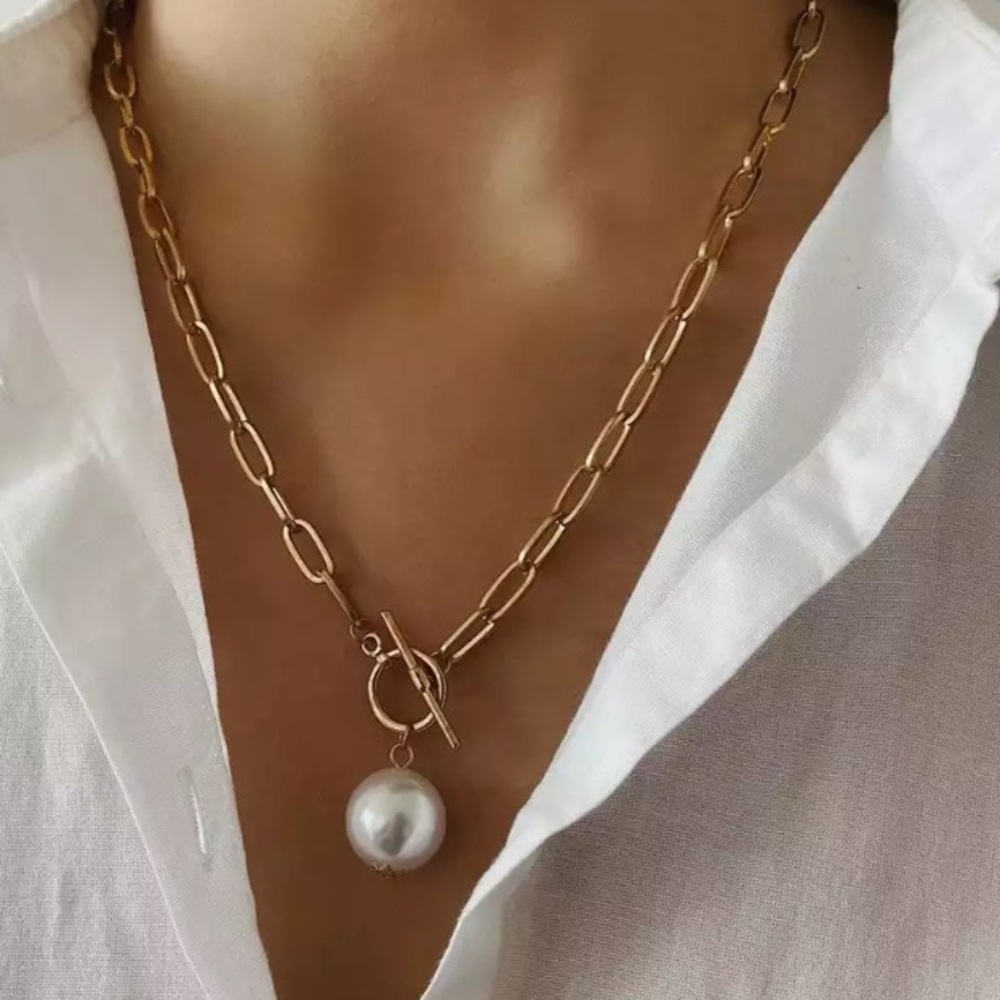 🌟 Gold Tone Big Simulated Pearl Necklace